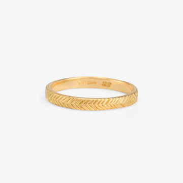 2.5mm wide 18k gold band with herring bone pattern etching all around on the face
