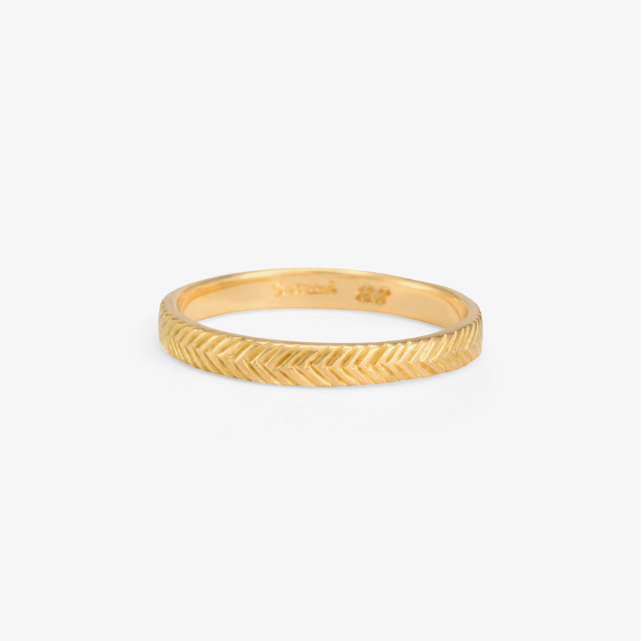 2.5mm wide 18k gold band with herring bone pattern etching all around on the face