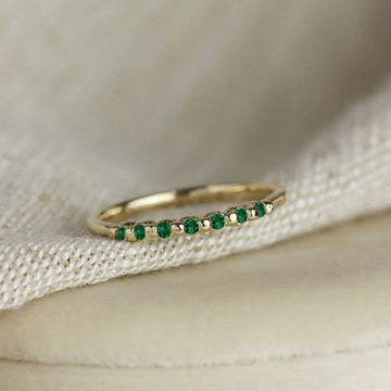 7 sparkling green emeralds are set in this solid gold ring