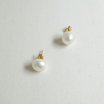 A take on the classic pearl earring, featuring a natural shape and liquid luster