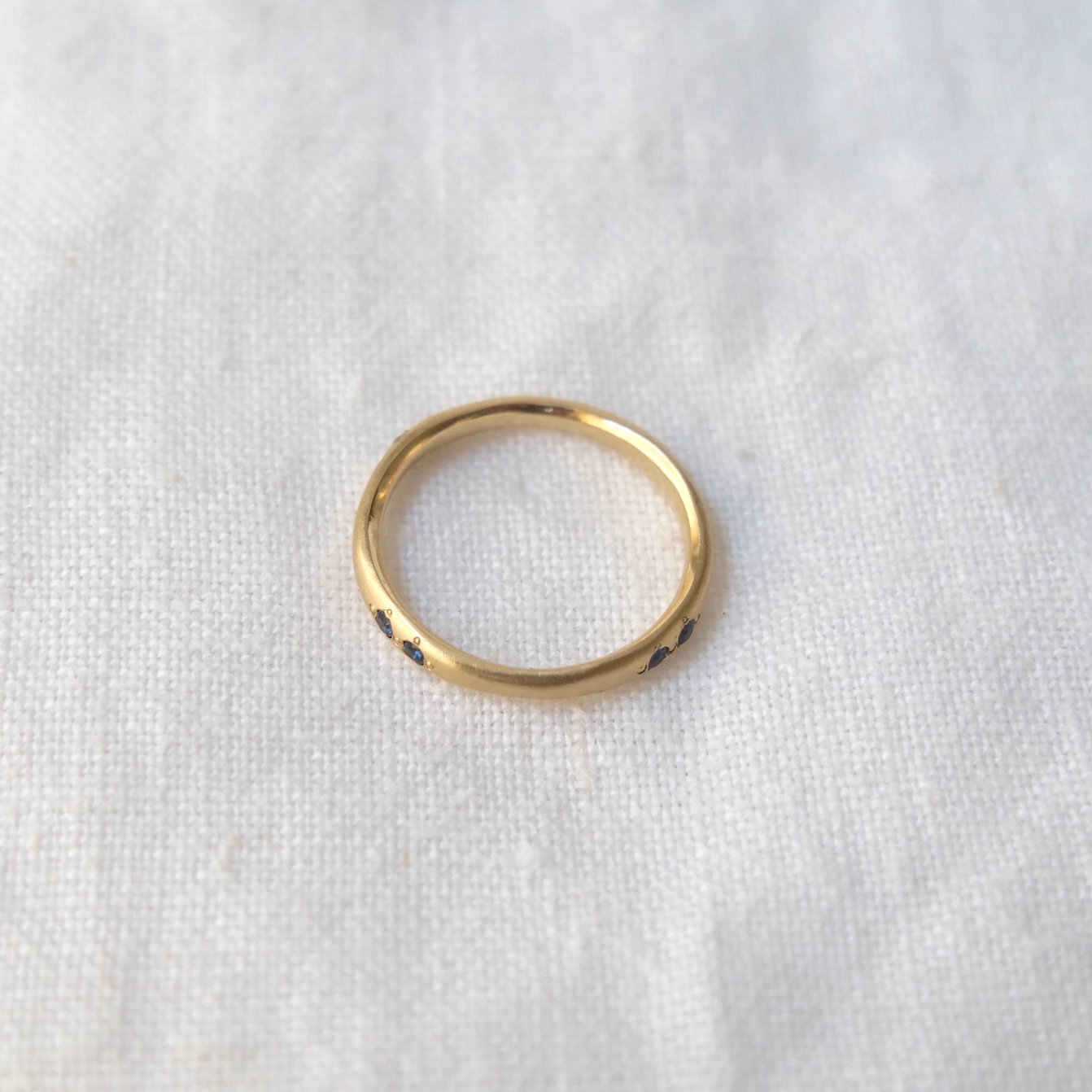 Ru.アクセサリーmariさま Delicate Wavy Band - Blue Sapphire Pairs | Marisa Mason Jewelry