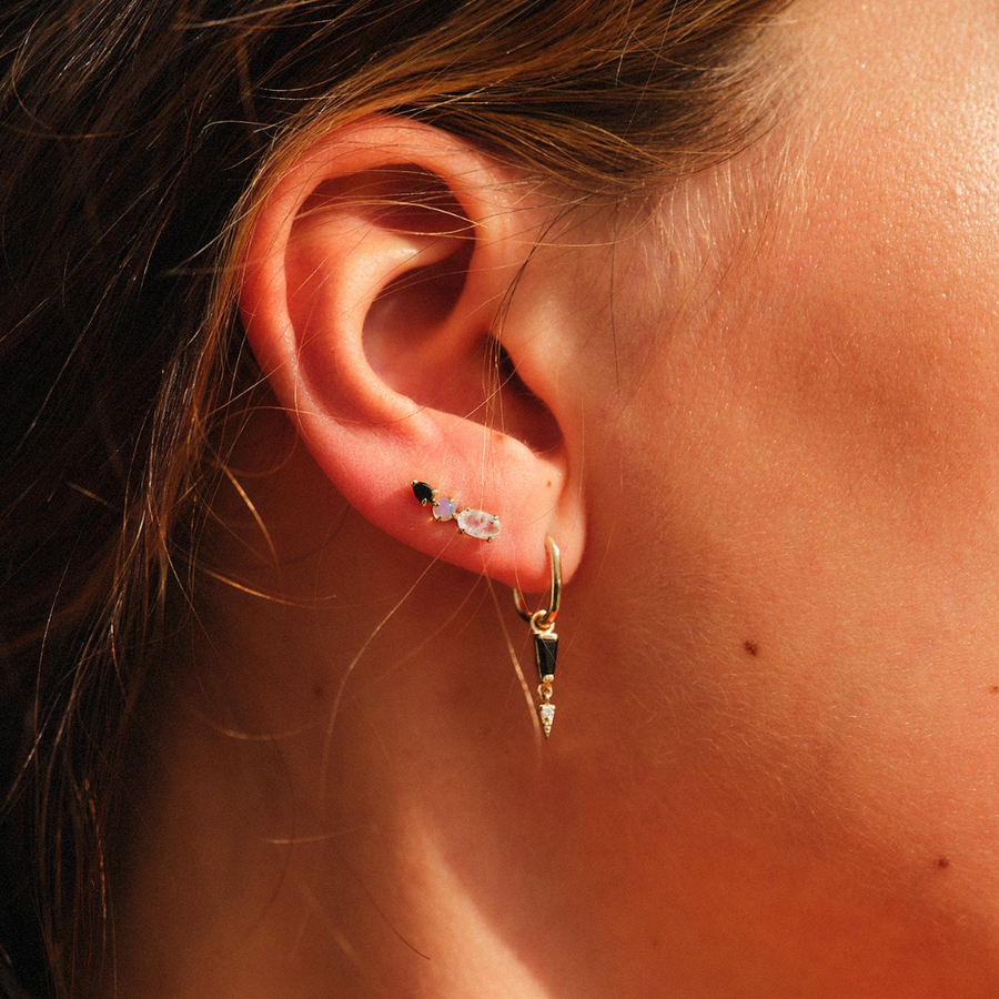 Crafted in 9ct yellow gold, it's your new everyday staple and the perfect starting point for your ear story. Featuring a hinge fastening, it is ideal for smaller piercings. 