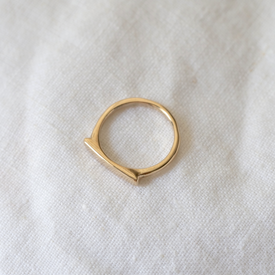 14k ring has a perfectly engravable smooth face.