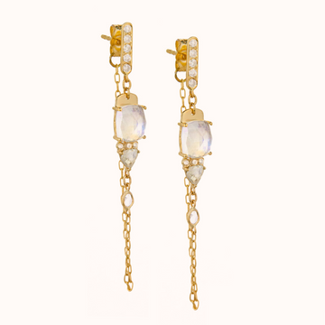 GOLD LONG EARRINGS WITH MOONSTONES AND DIAMONDS. THE STONES COME IN A GRADIENT OF LIGHT IRIDESCENT TONES.