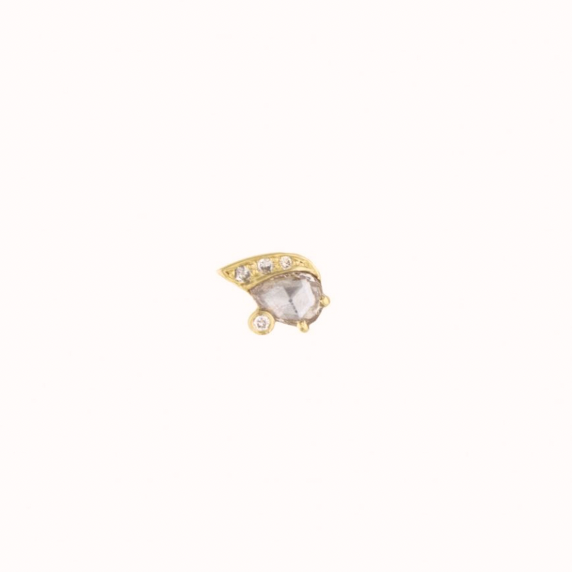 GOLD SINGLE EARRING WITH GREY DIAMOND EYE AND LITTLE DIAMONDS. 