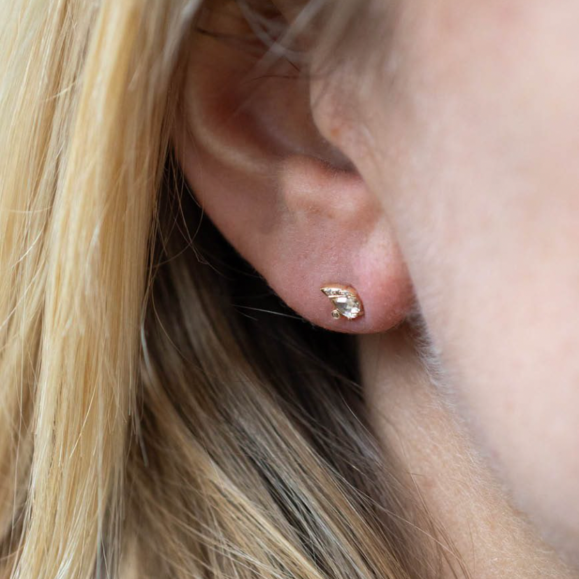  GOLD SINGLE EARRING WITH GREY DIAMOND EYE AND LITTLE DIAMONDS 