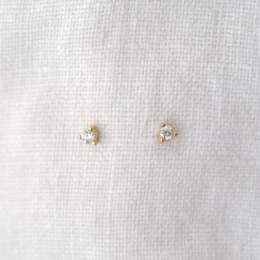 4k studs hold a white diamond in 3 prongs