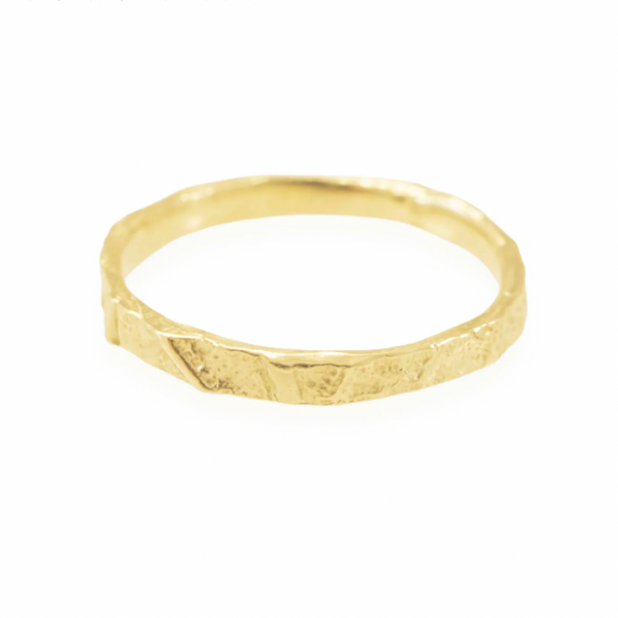 this 14k gold band has delicate texture of the ring mimics the appearance of a leaf, gracefully wrapping around your finger.