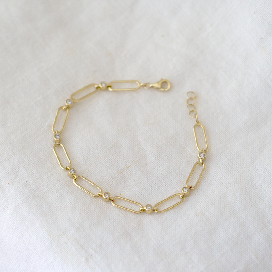 Hollow links made of 14K Solid Yellow Gold, interspersed with Diamonds to make a 7 inch chain bracelet 