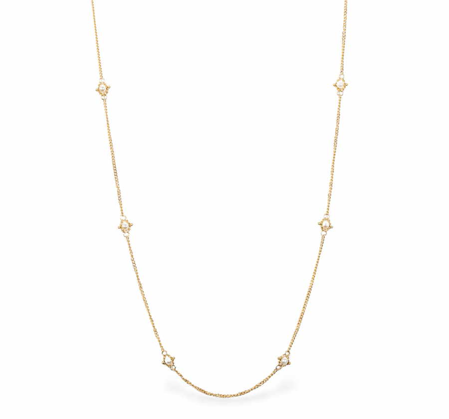 Pearl accents along this shimmering 18k gold chain give a sense of simple elegance