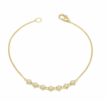 Two swaths of 18K yellow gold chain lead to this jewel’s striking centerpiece: a row of seven lustrous Pearls, each creamy bead precisely hand-woven into a web of delicate yellow gold chain. 