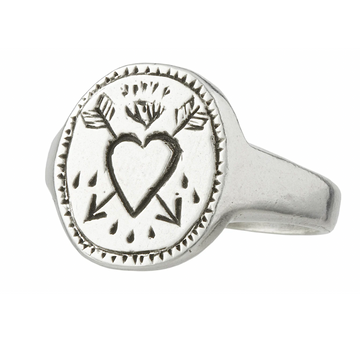 This signet ring is hand engraved and features two crossed arrows piercing through a bleeding heart