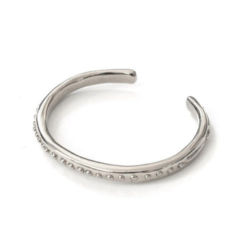 Simple slender cuff with small granulated detail all along the center